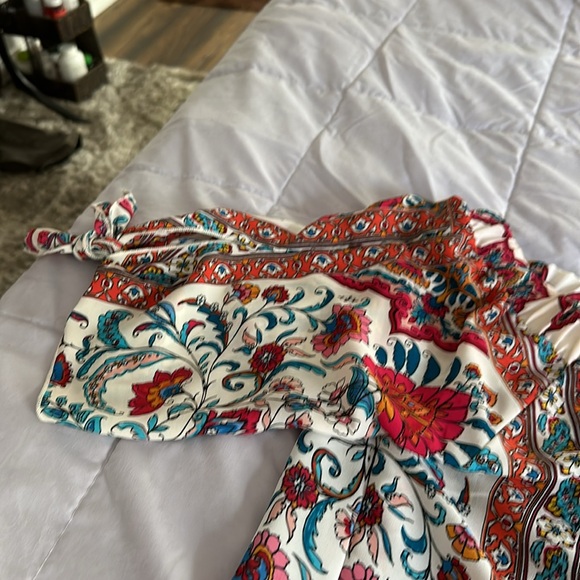 VERSE size Large flowered multi color top. - Picture 3 of 10